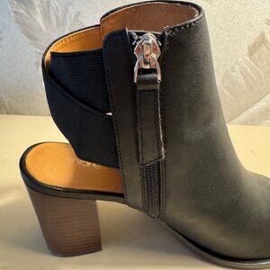 Andre Assous Black Leather Heel 7.5